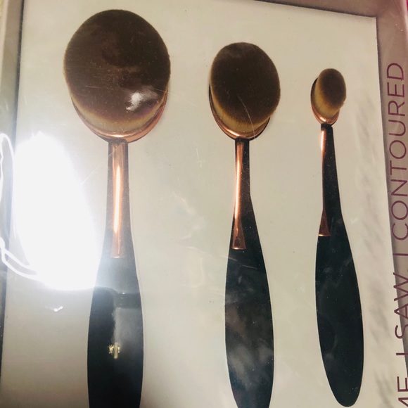 🎁 3-pc Contour Brush Set - Macy’s 🎁 - Picture 2 of 3